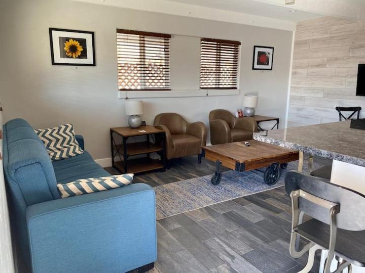 קנב The Flagstone Boutique Inn & Suites מראה חיצוני תמונה