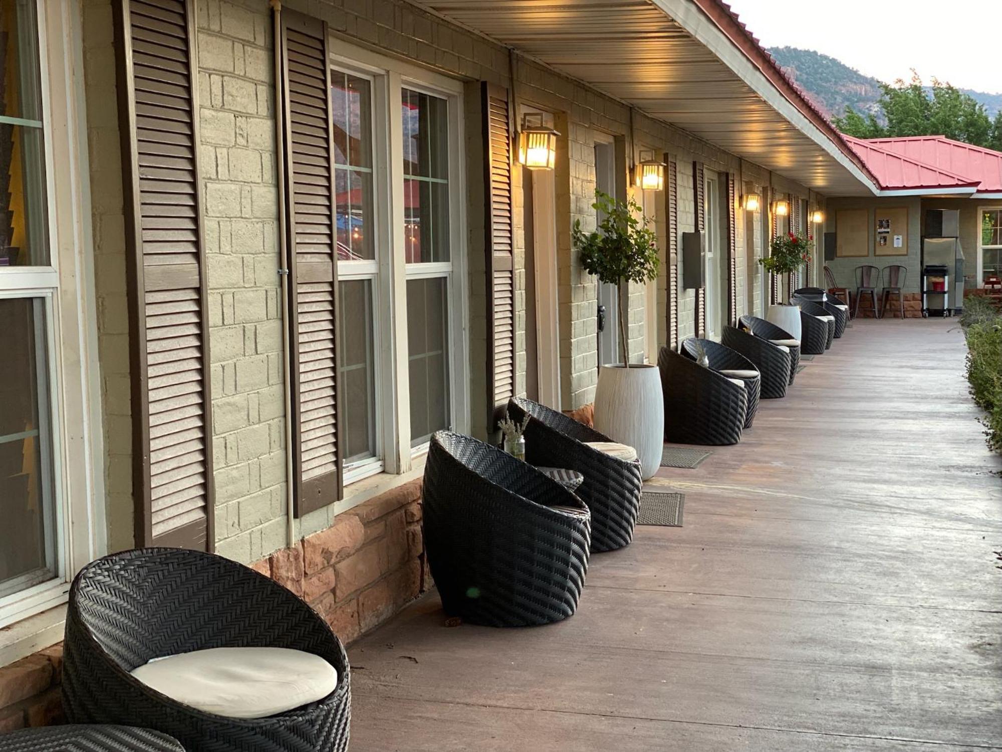 קנב The Flagstone Boutique Inn & Suites מראה חיצוני תמונה
