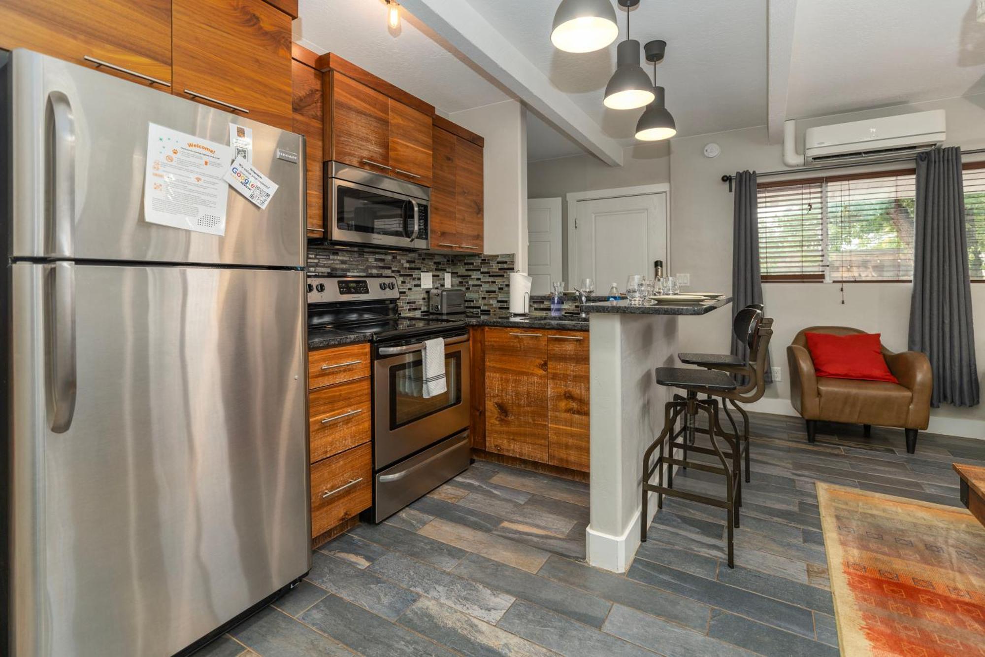 קנב The Flagstone Boutique Inn & Suites מראה חיצוני תמונה