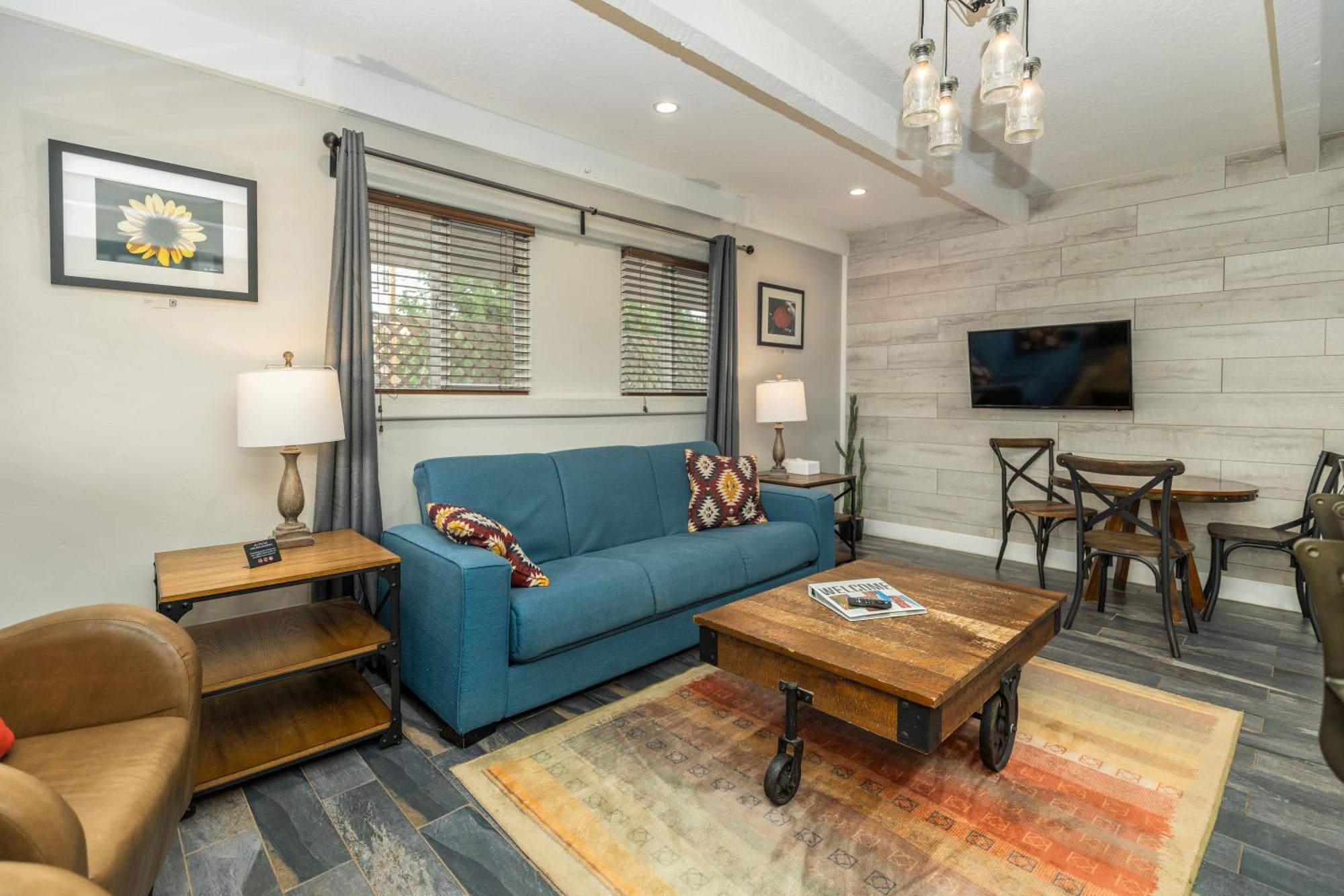 קנב The Flagstone Boutique Inn & Suites מראה חיצוני תמונה