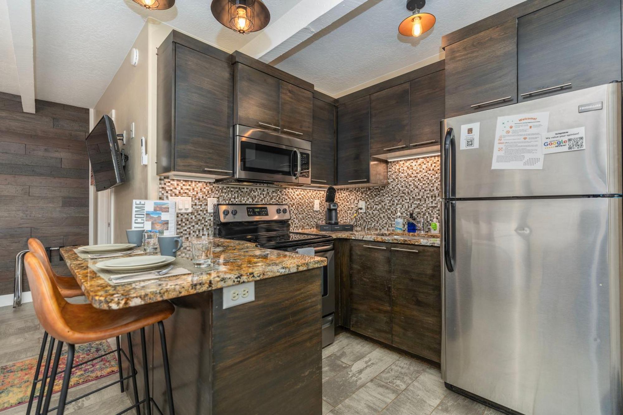 קנב The Flagstone Boutique Inn & Suites מראה חיצוני תמונה